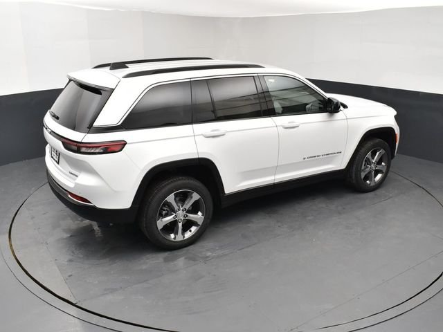 New 2026 Bright White Clear-Coat Exterior Paint Jeep Limited image 18