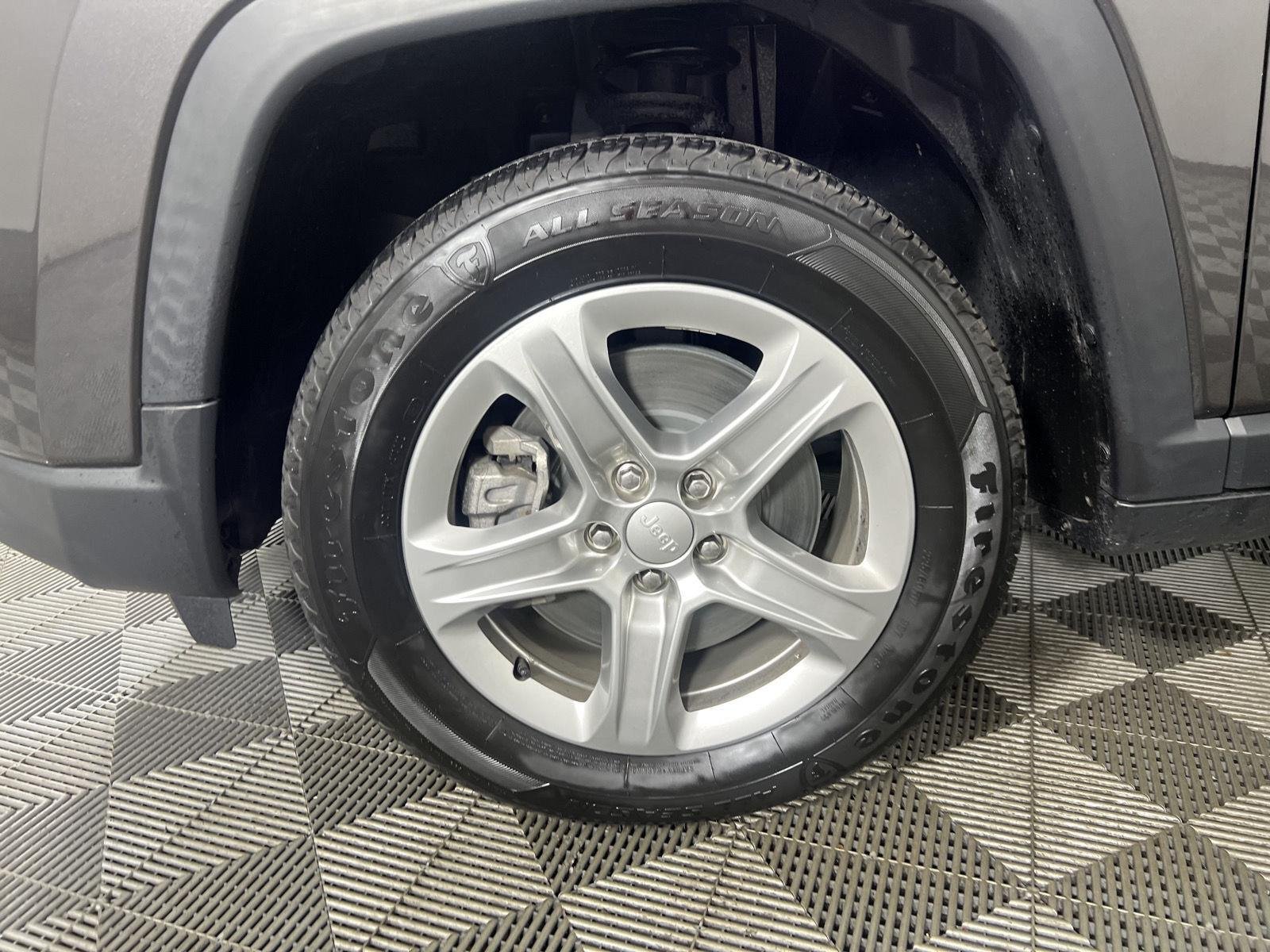 Certified Used 2023 Granite Crystal Metallic Clearcoat Jeep Latitude image 23