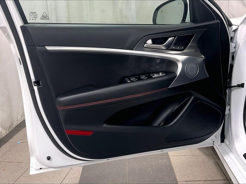 Used 2025 White Genesis 3.3T Sport Advanced image 9