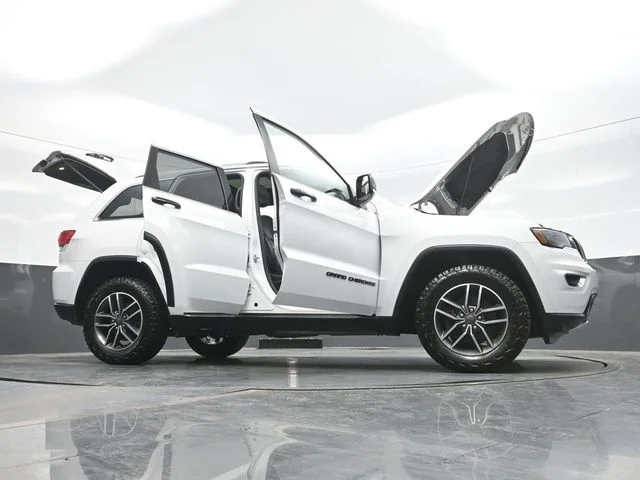 Used 2019 White Jeep Limited image 31