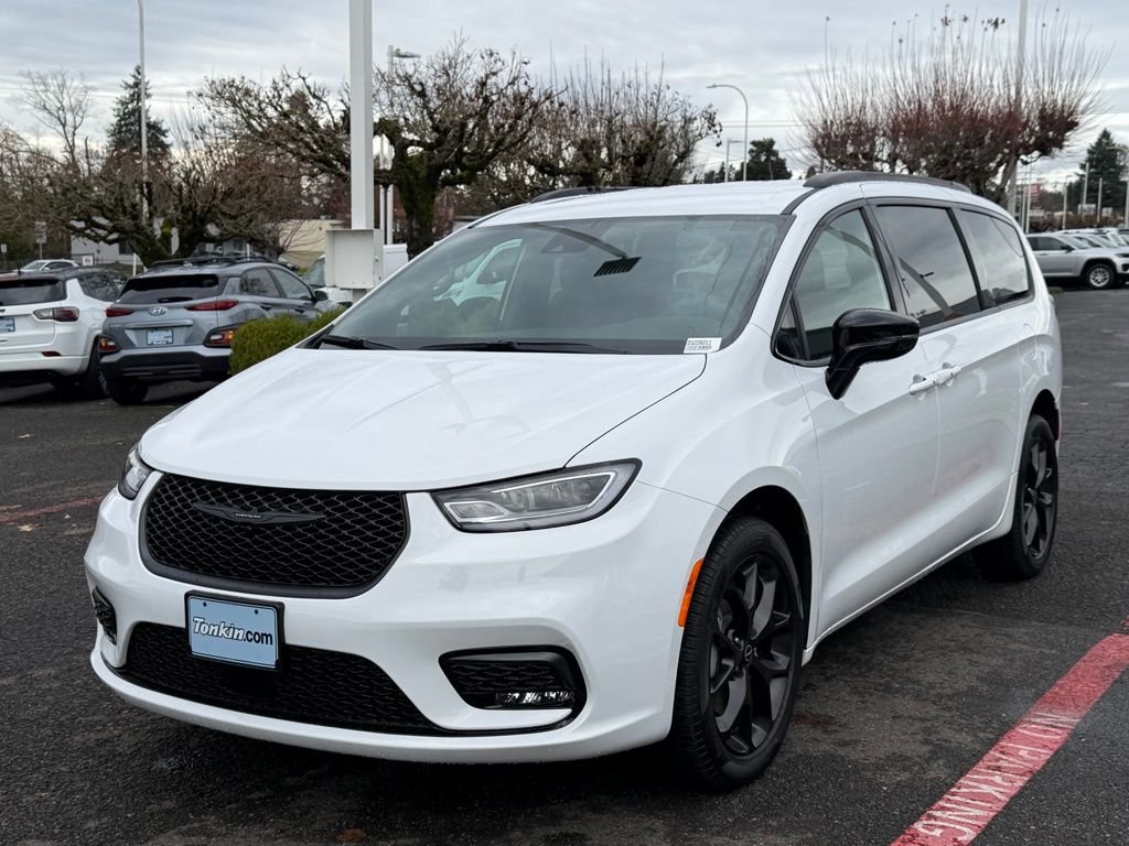 New 2026 Bright White Clear-Coat Exterior Paint Chrysler Select image 4