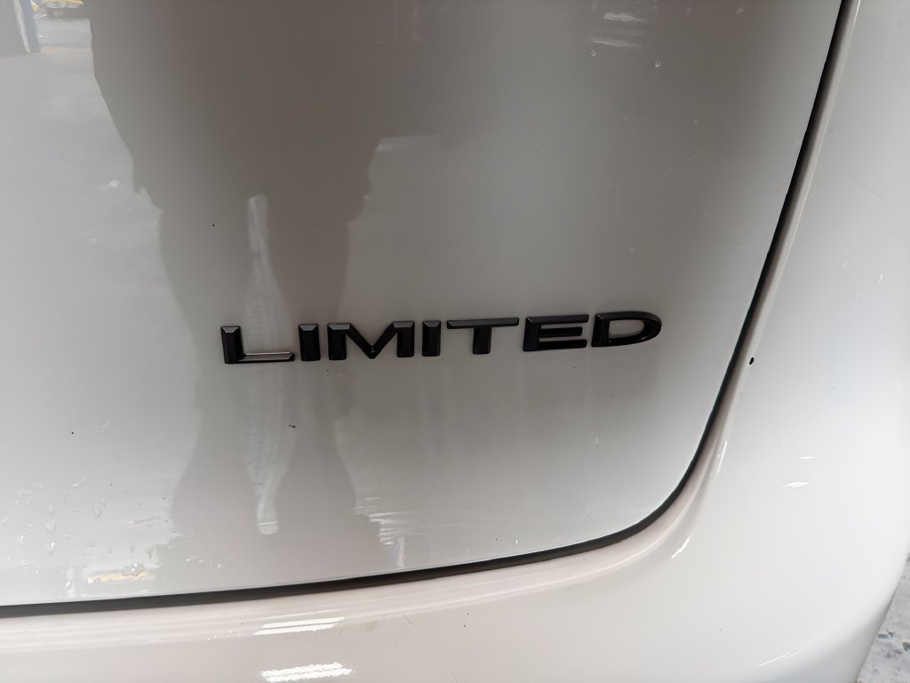 Used 2025  Chrysler Limited image 33