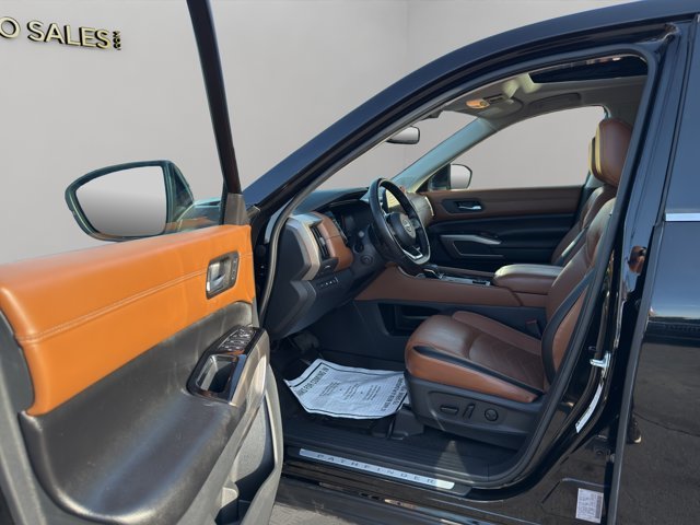 Used 2022 Super Black Nissan Platinum image 25