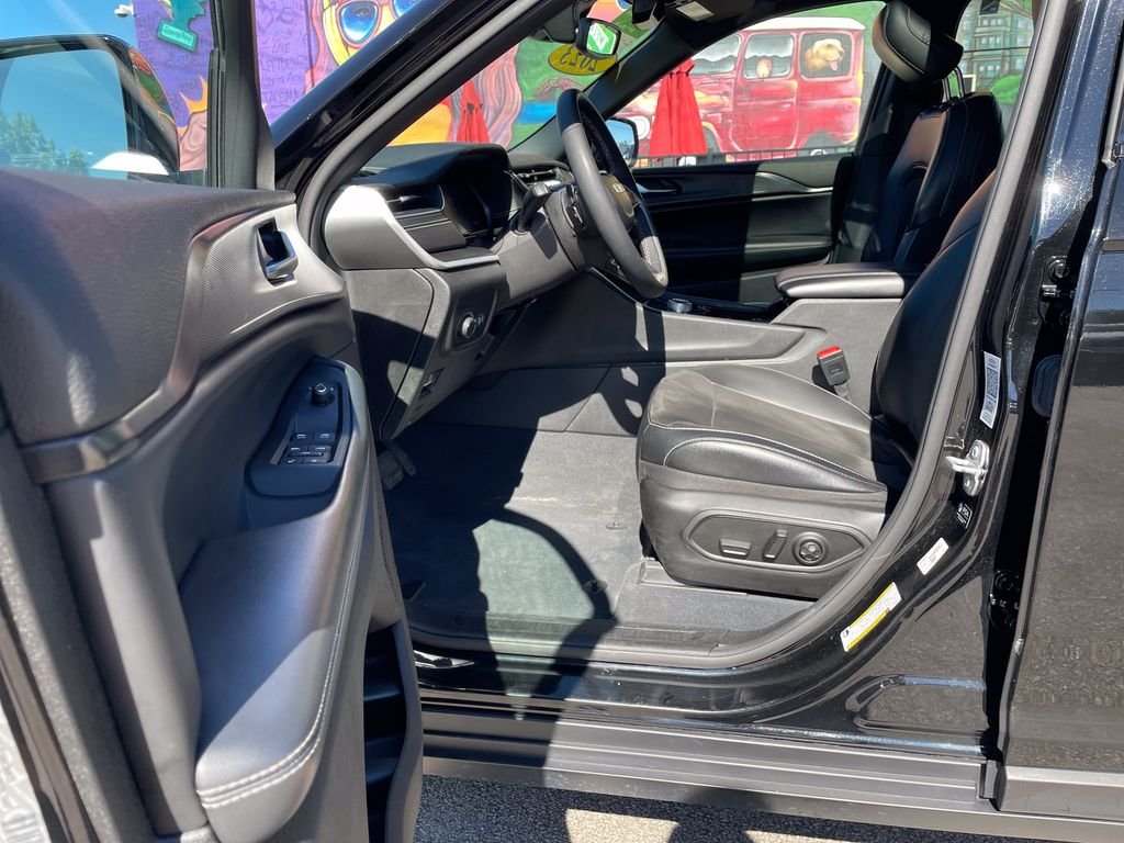 Used 2023 Black Jeep Altitude image 14