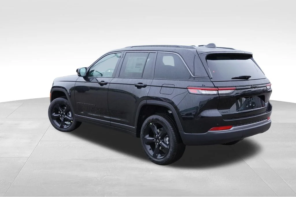 New 2027 High-Gloss Black Paint Jeep Limited image 5