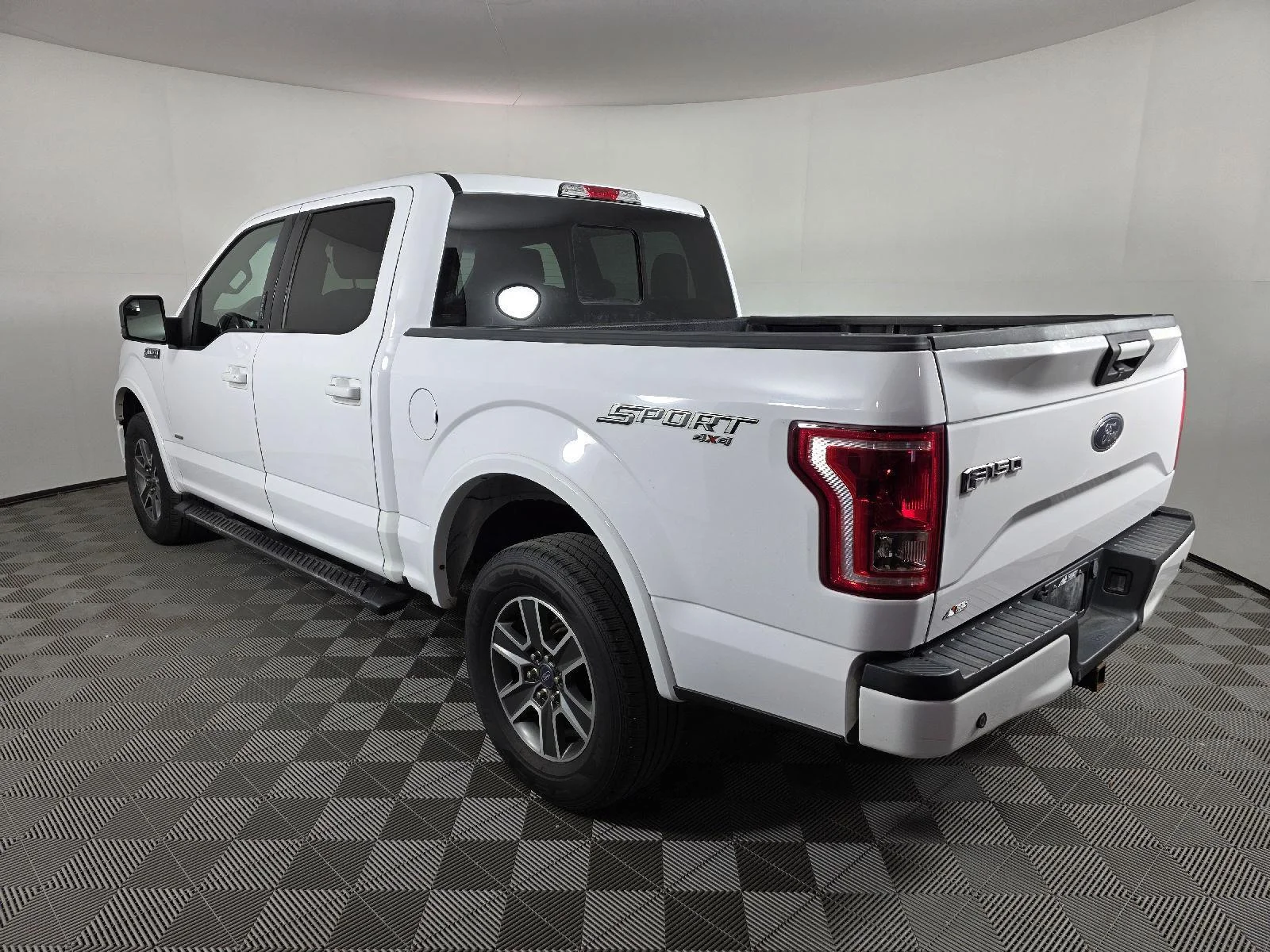 Used 2016 Oxford White Ford XLT image 4