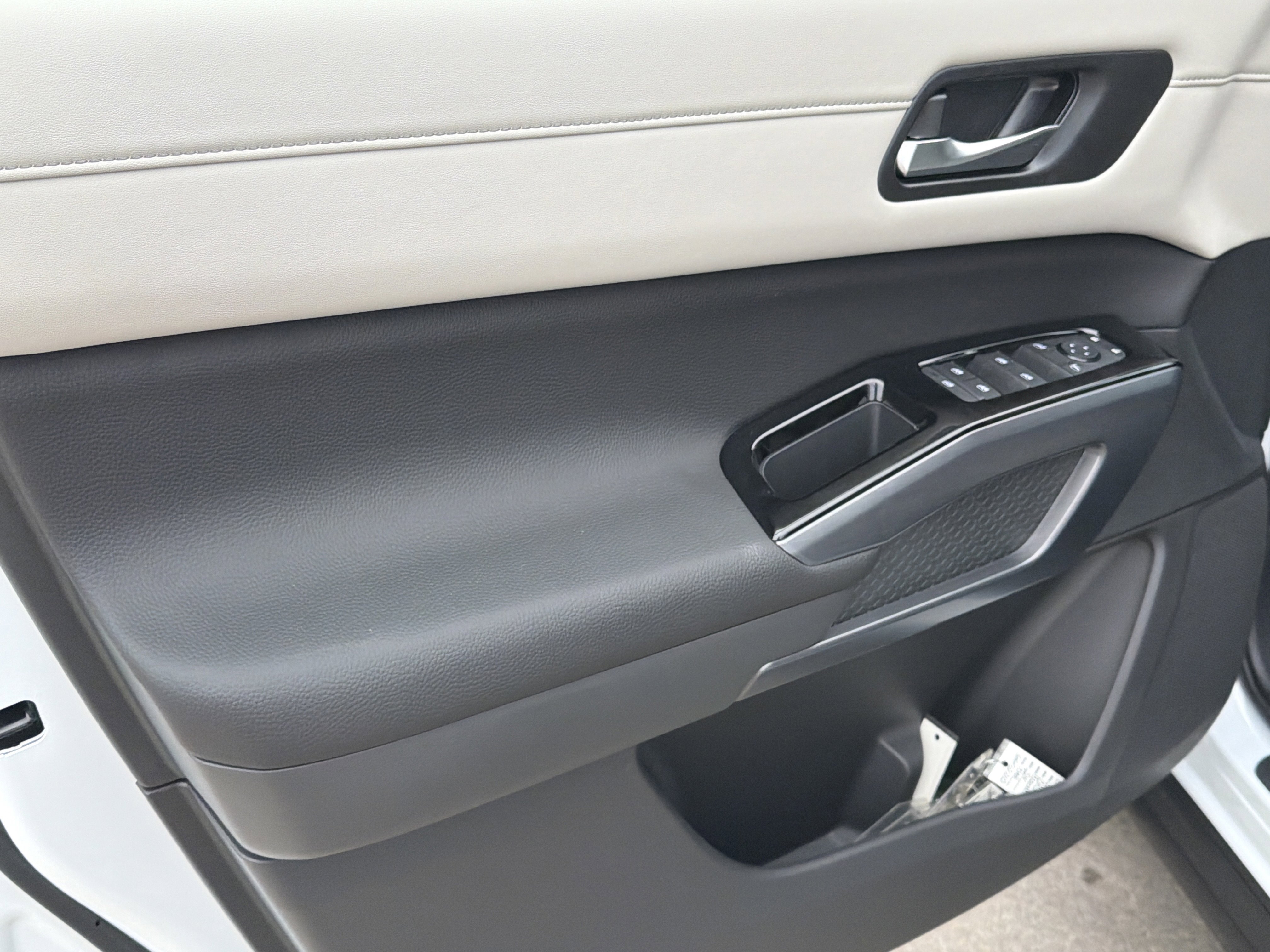 New 2026 Everest White Pearl Tricoat Nissan SL image 11