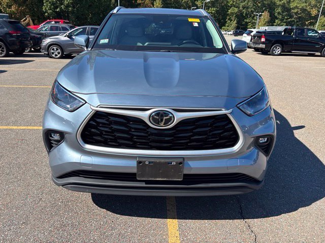 Used 2023 Moon Dust Toyota XLE image 2