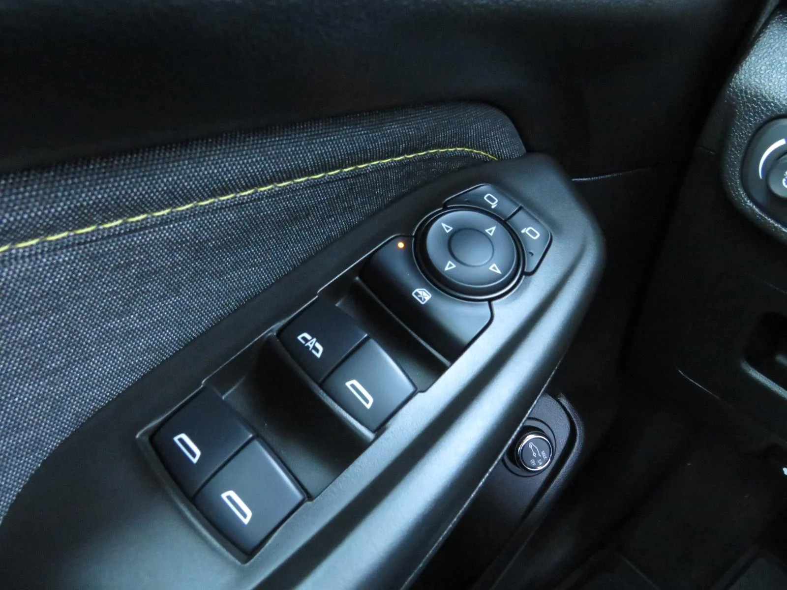 Used 2025 Pearl Chevrolet ACTIV image 33
