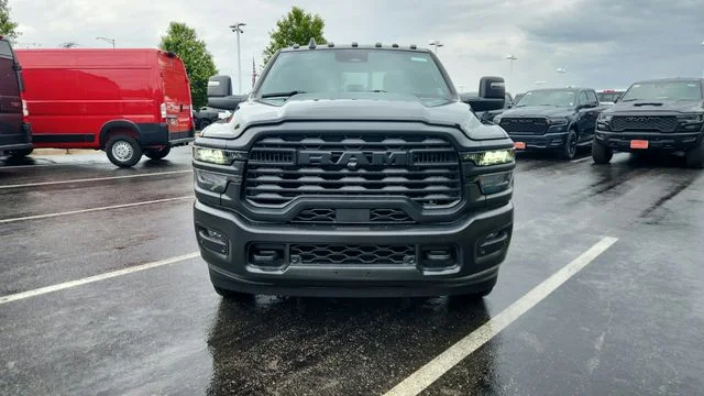New 2026 Diamond Black Crystal Pearl-Coat Exterior Paint RAM Tradesman image 20