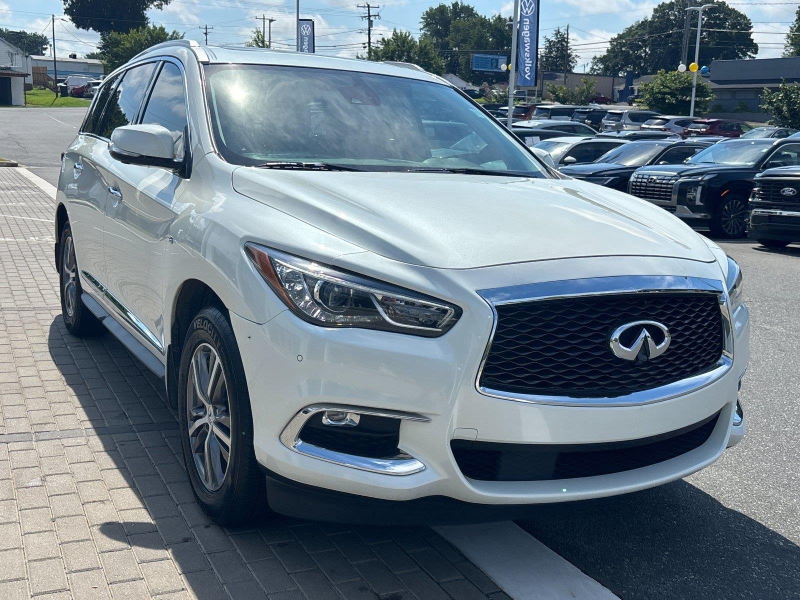 Used 2020 Majestic White INFINITI LUXE image 7