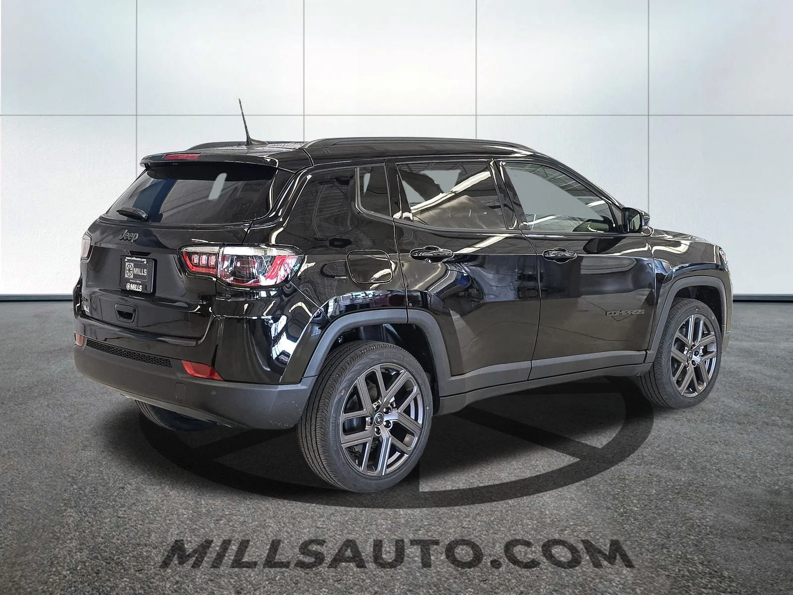 New 2026 Diamond Black Crystal Pearl-Coat Exterior Paint Jeep Limited image 8