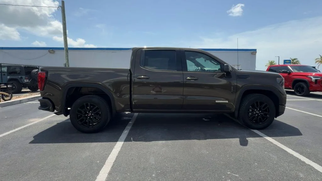 Used 2023 Brown GMC Elevation image 9