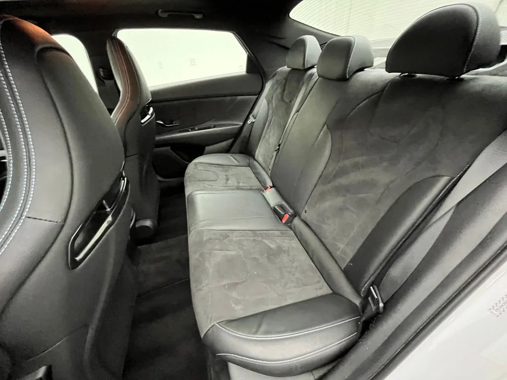 Used 2022 White Hyundai Base image 37