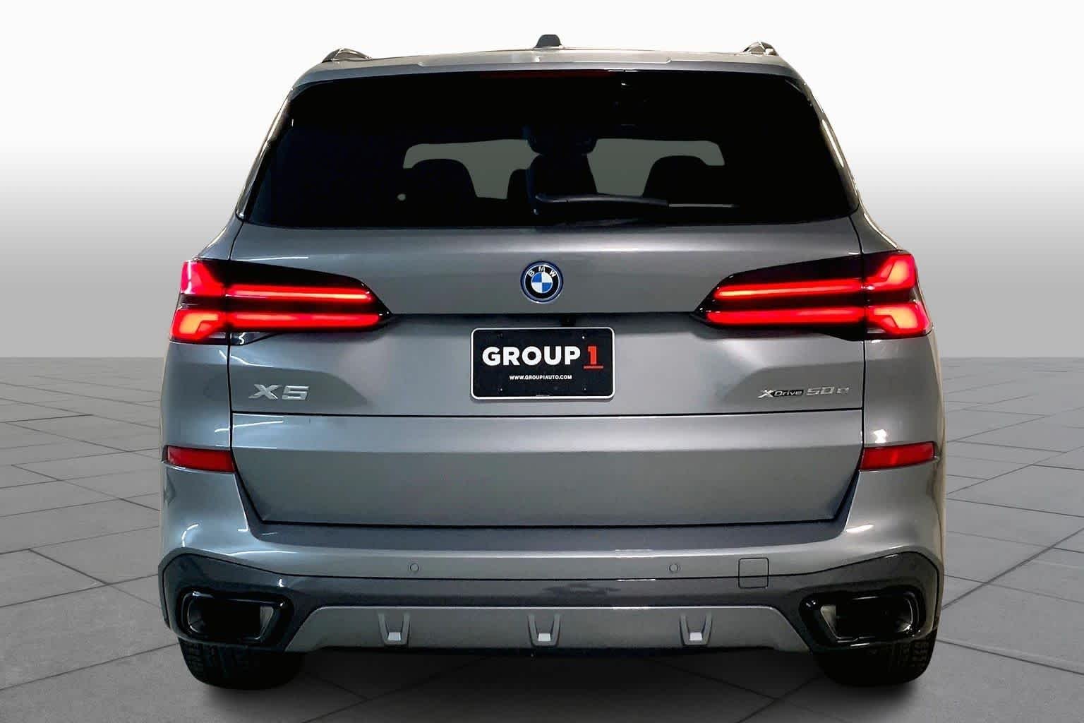 New 2026 Skyscraper Grey Metallic BMW xDrive50e image 4