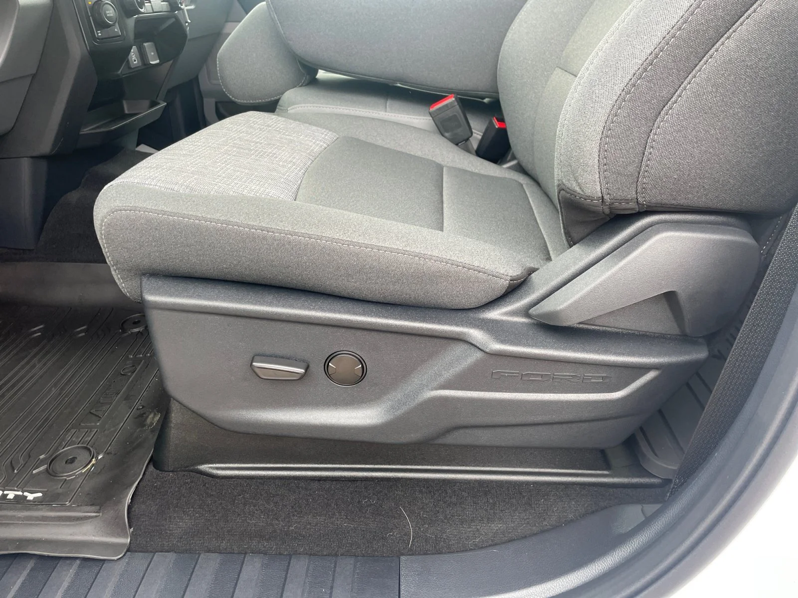 New 2026 Oxford White Ford XLT image 14