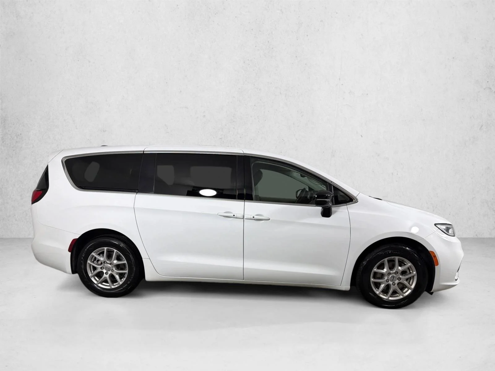 Used 2024 White Chrysler Touring L image 2