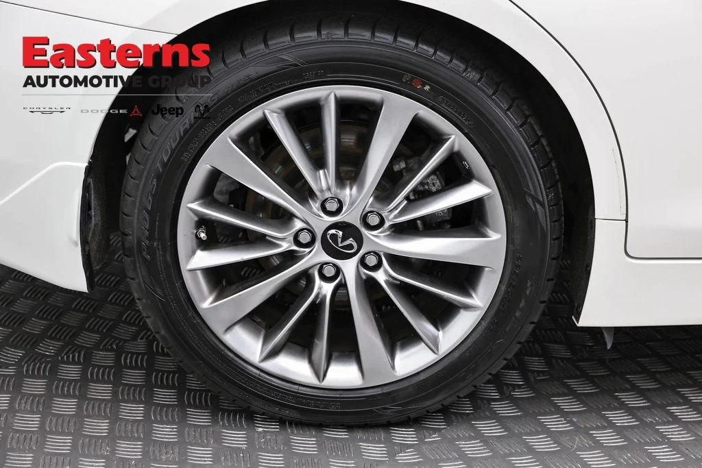 Used 2023 White INFINITI LUXE image 33