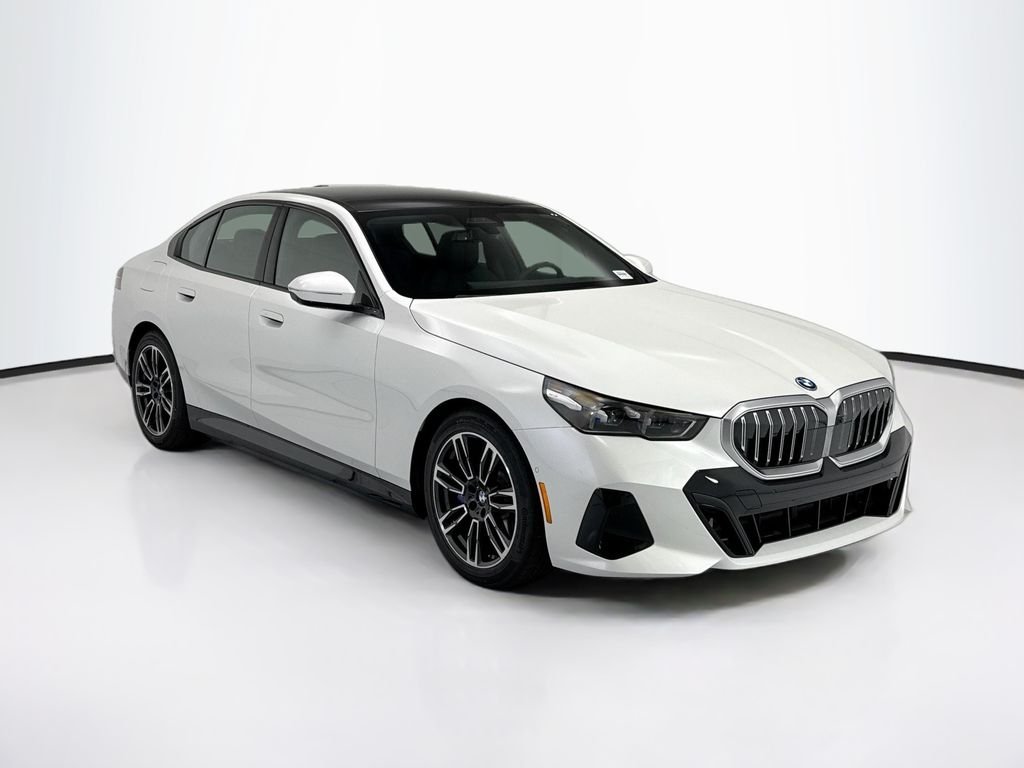 New 2027 White Metallic BMW 550e xDrive image 3