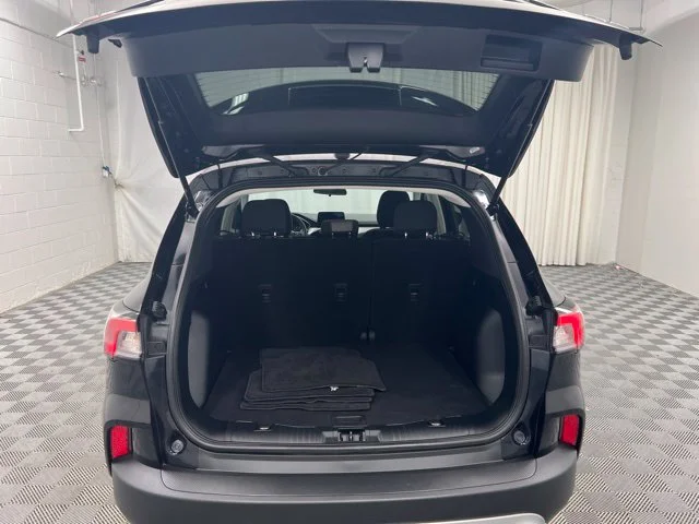 Used 2022 Black Ford SE image 8