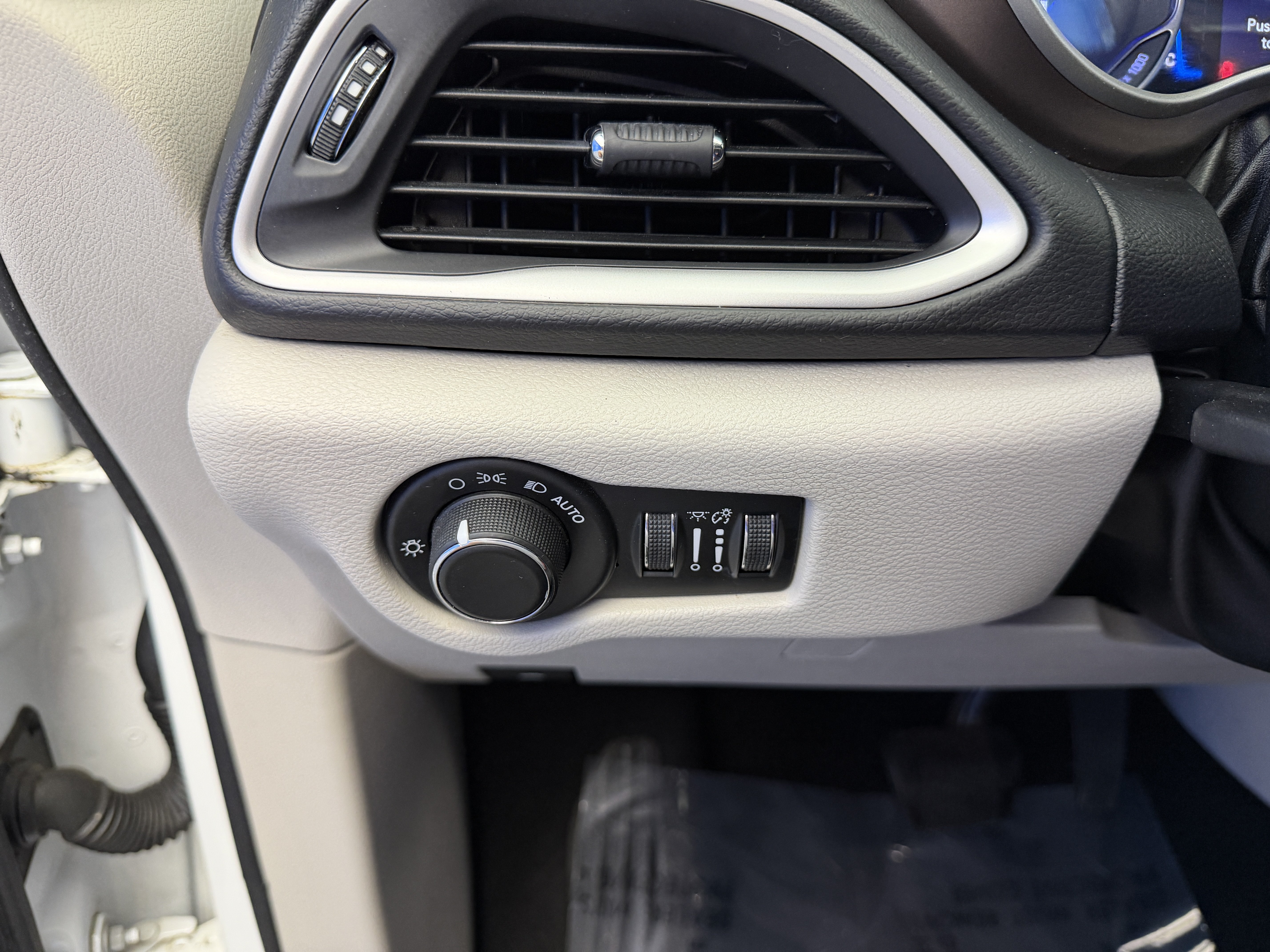 Used 2017 Bright White Clearcoat Chrysler Touring image 14