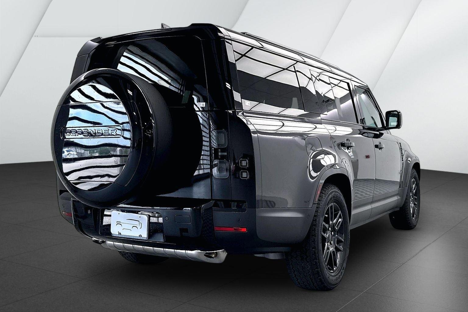 New 2026 Santorini Black Metallic Land Rover S image 6