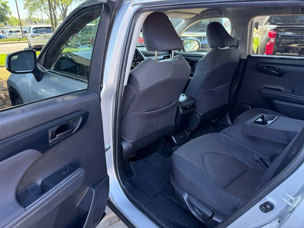 2022 Toyota Highlander LE - Photo 12
