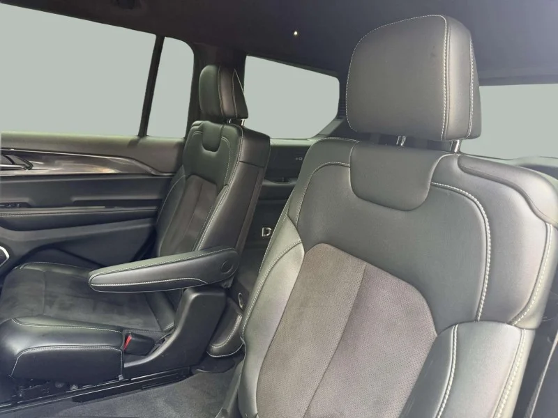Used 2022  Jeep Laredo image 19