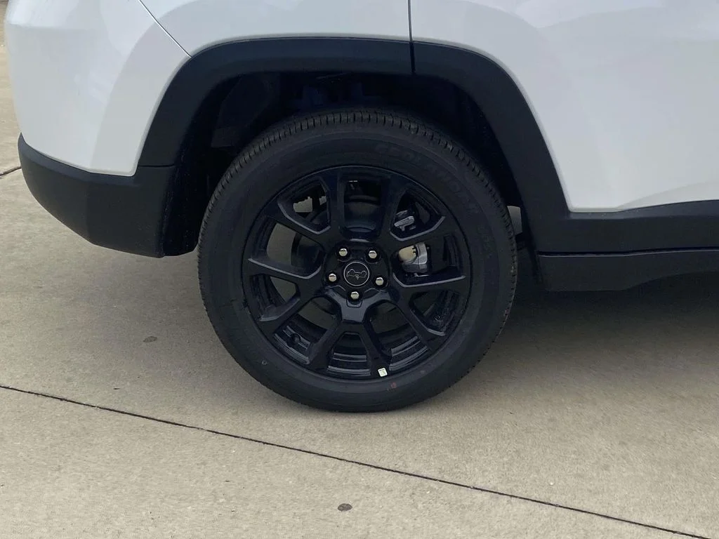 New 2026 Bright White Clear-Coat Exterior Paint Jeep Latitude Altitude image 37