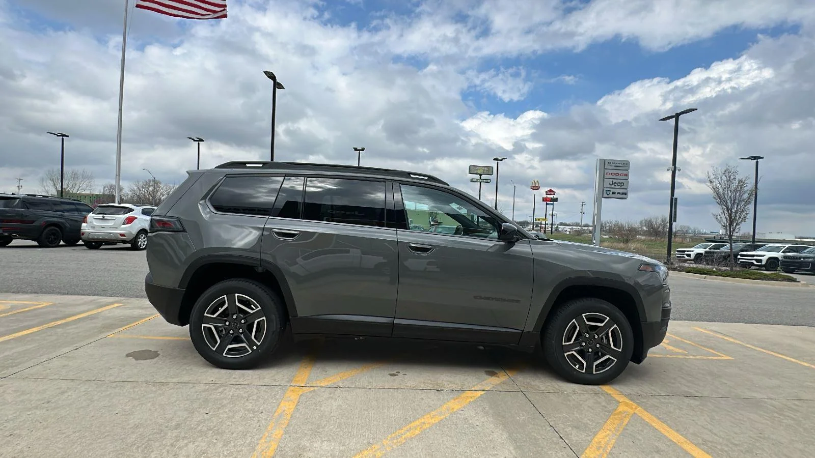 New 2026 Sting-Gray Clearcoat Jeep Laredo image 4