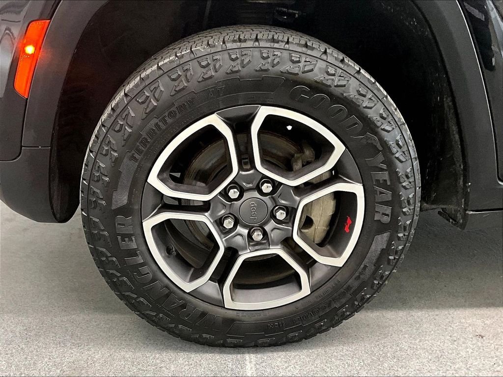 Used 2022 Diamond Black Crystal Pearlcoat Jeep Trailhawk image 7