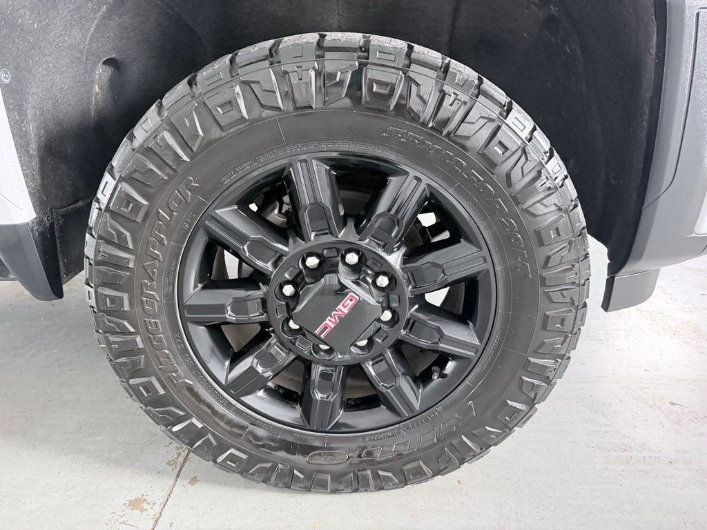 Used 2024 White GMC AT4 image 4