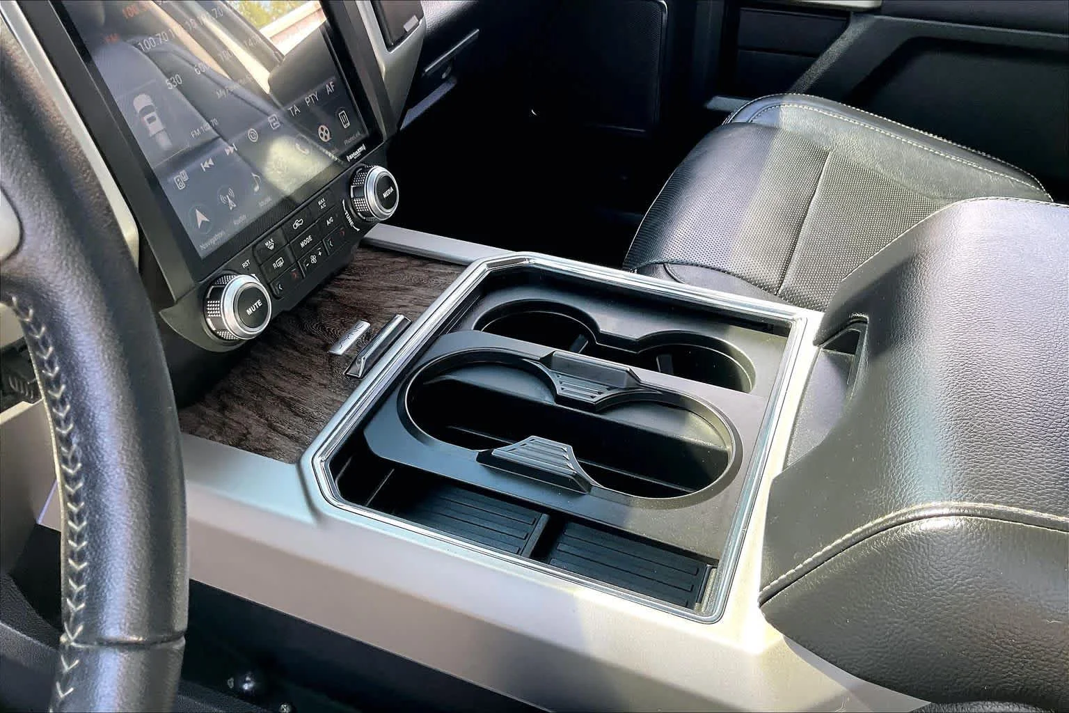 Used 2018 White Platinum Metallic Tri-Coat Ford LARIAT image 15