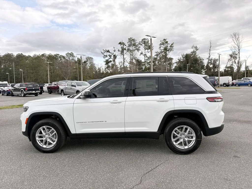 New 2026 Bright White Clear-Coat Exterior Paint Jeep Laredo image 6