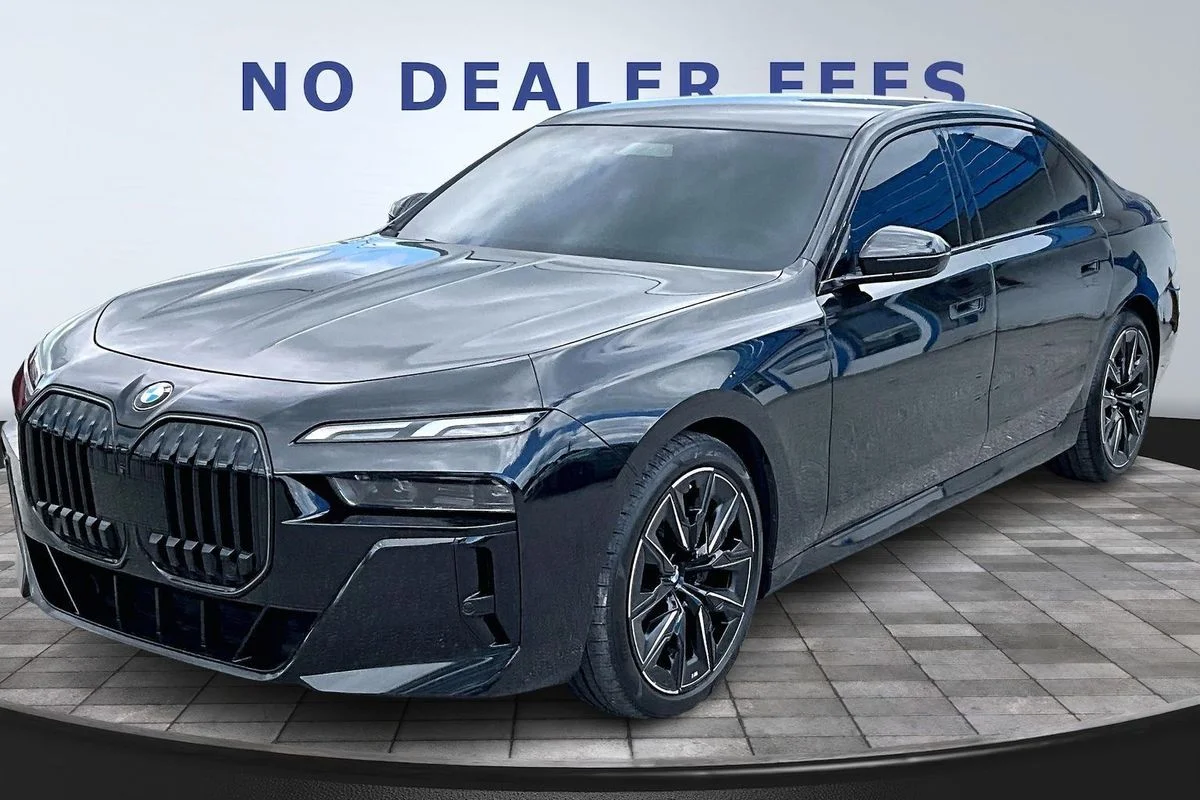 Used 2024  BMW xDrive image 1