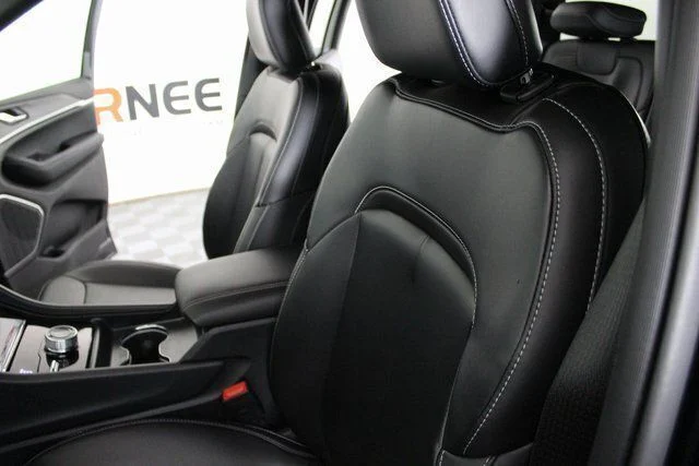 New 2026 Diamond Black Crystal Pearl-Coat Exterior Paint Jeep Limited image 12