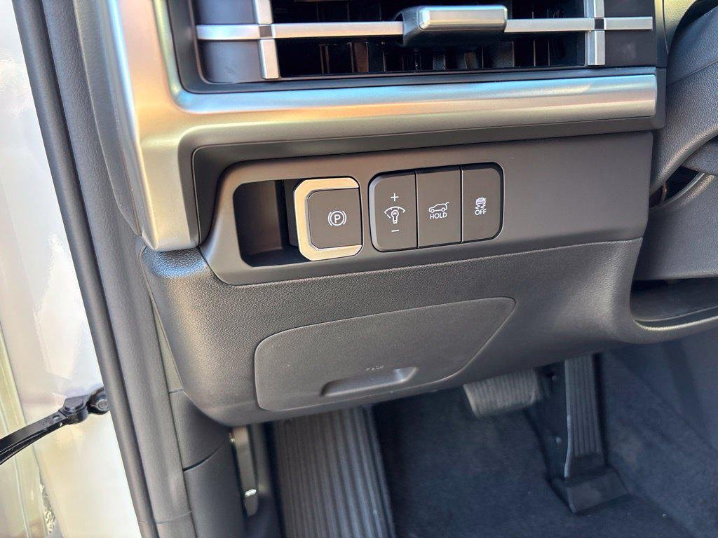 New 2027 White Hyundai SE AWD image 13