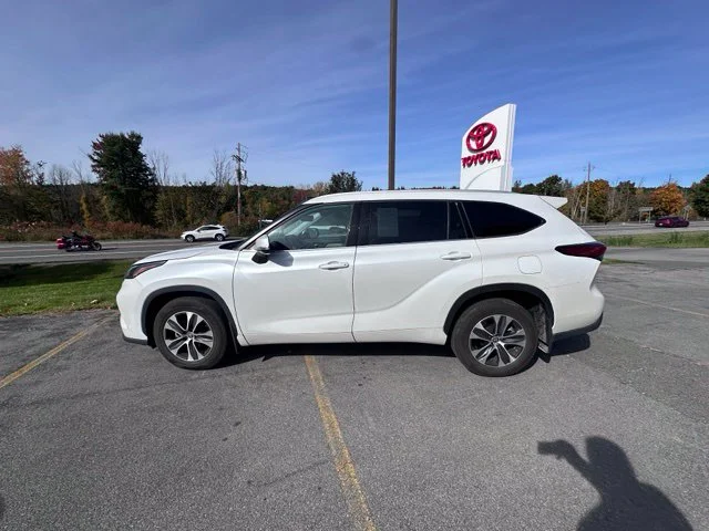 Used 2022 Beige Toyota XLE image 6