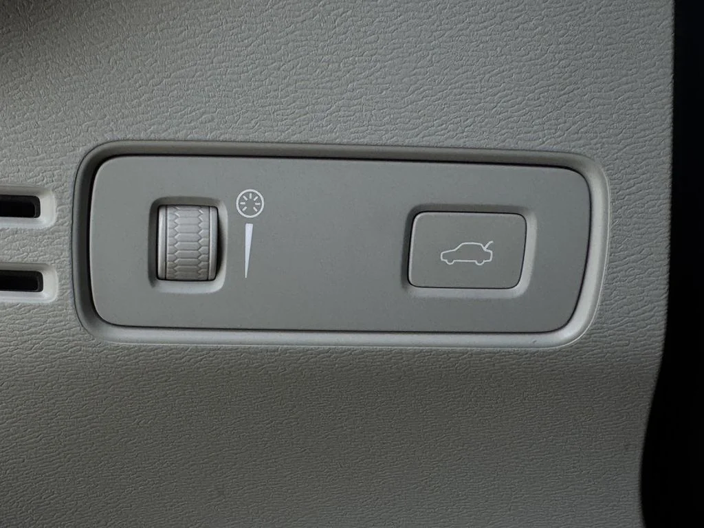 Used 2020 Black Volvo Momentum image 23
