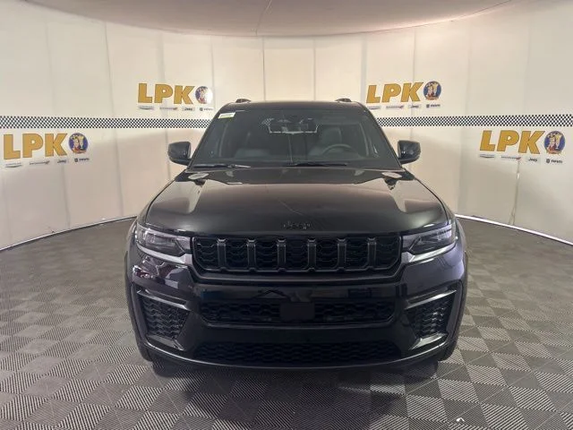 New 2026 Diamond Black Crystal Pearl-Coat Exterior Paint Jeep Limited image 10