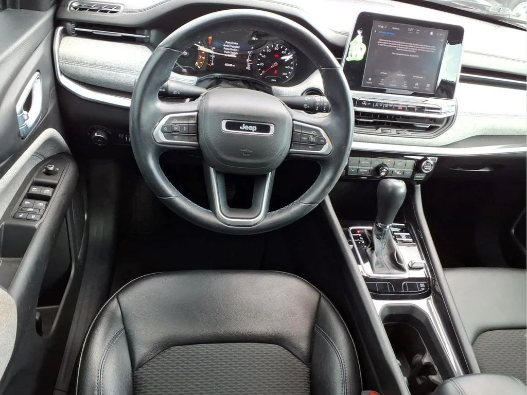 Used 2022 Red Jeep Latitude image 19