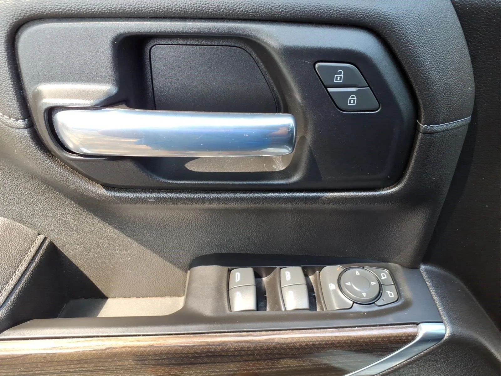 Used 2022 SUMMIT WHITE Chevrolet RST image 17
