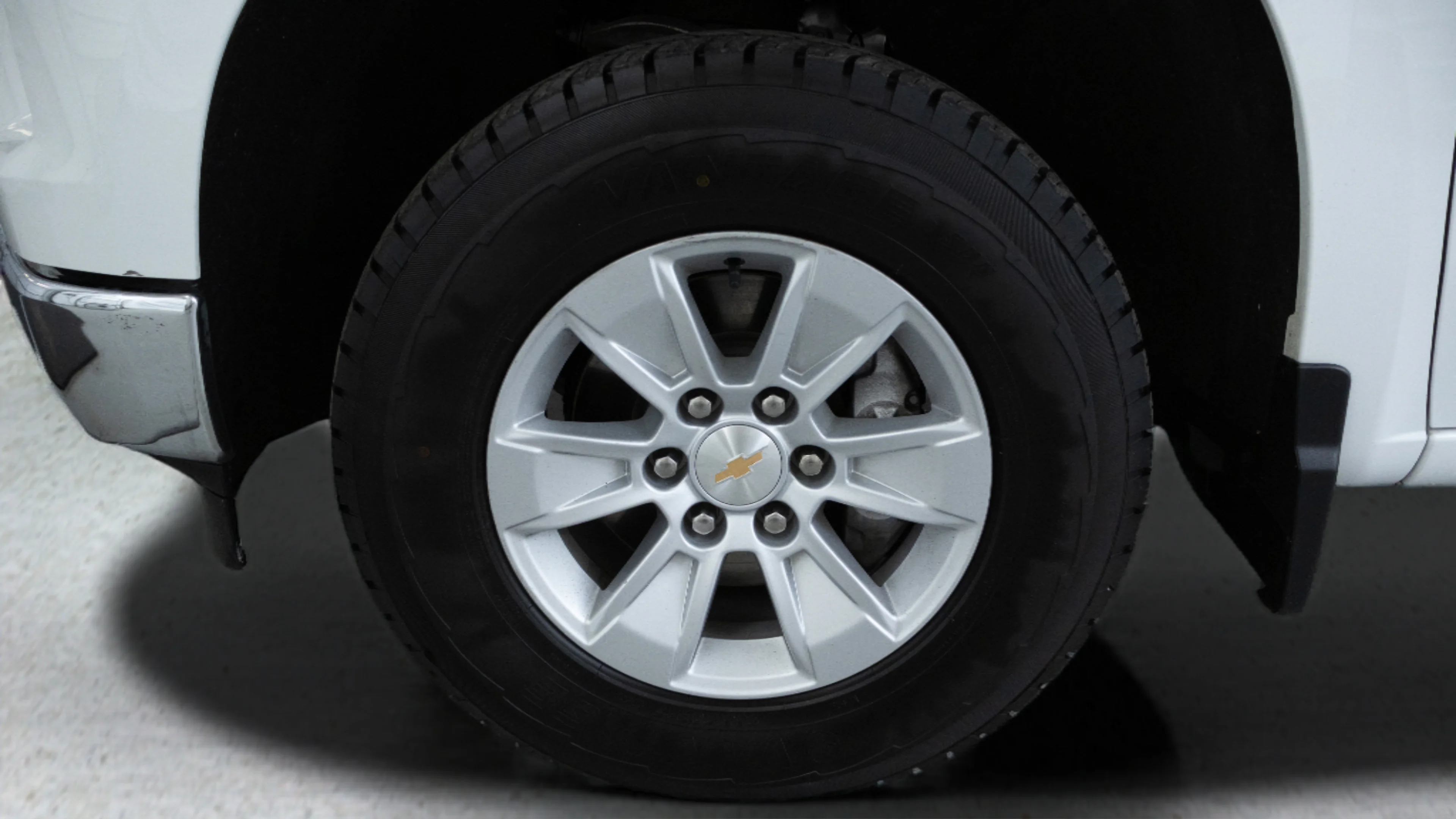 Used 2025 Summit White Chevrolet LT image 9
