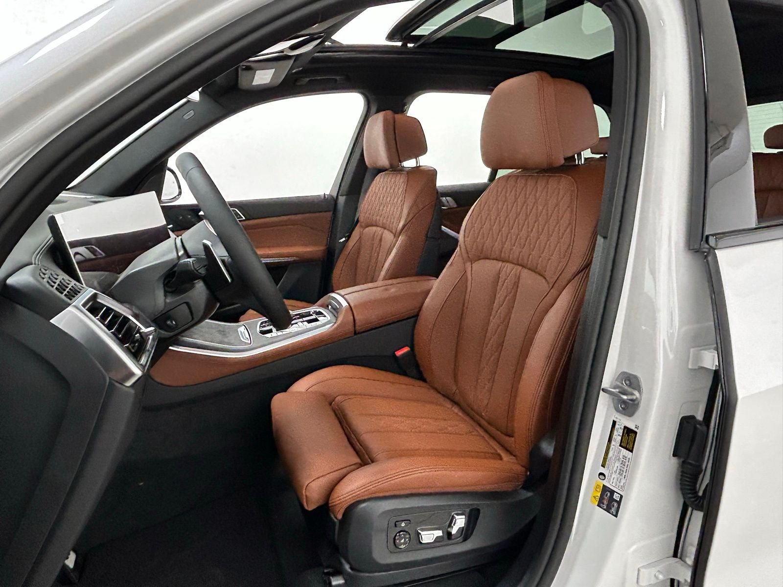 New 2026 Mineral White Metallic BMW xDrive50e image 28