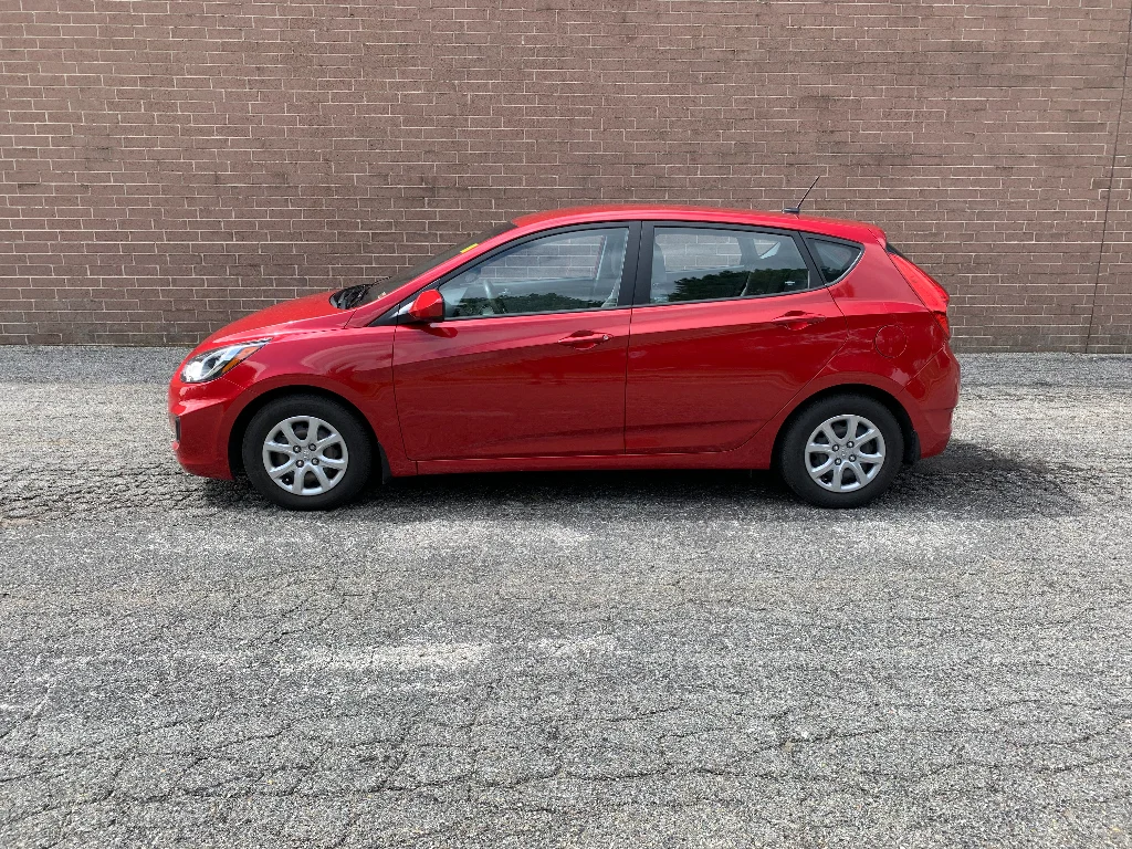 Used 2013 Boston Red Metallic Hyundai GS image 2