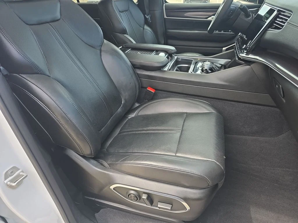 Used 2023 White Jeep Base image 38