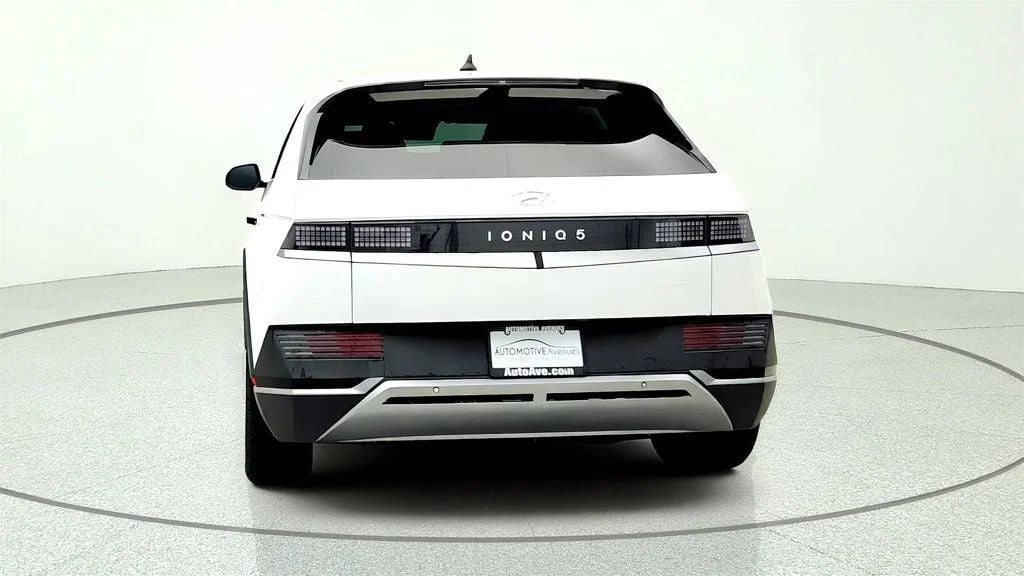 Used 2024 Atlas White Hyundai SEL RWD image 6