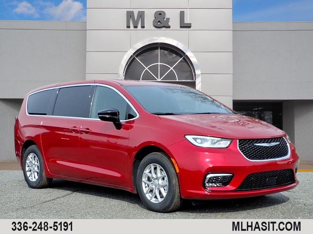 2026 Chrysler Pacifica Select's photo