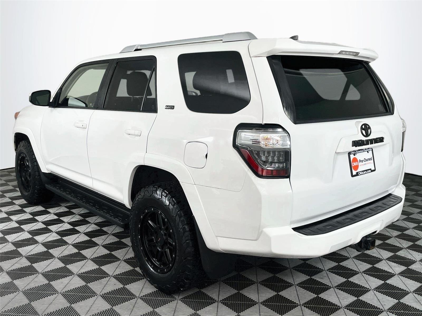 Used 2018 Super White Toyota SR5 image 6