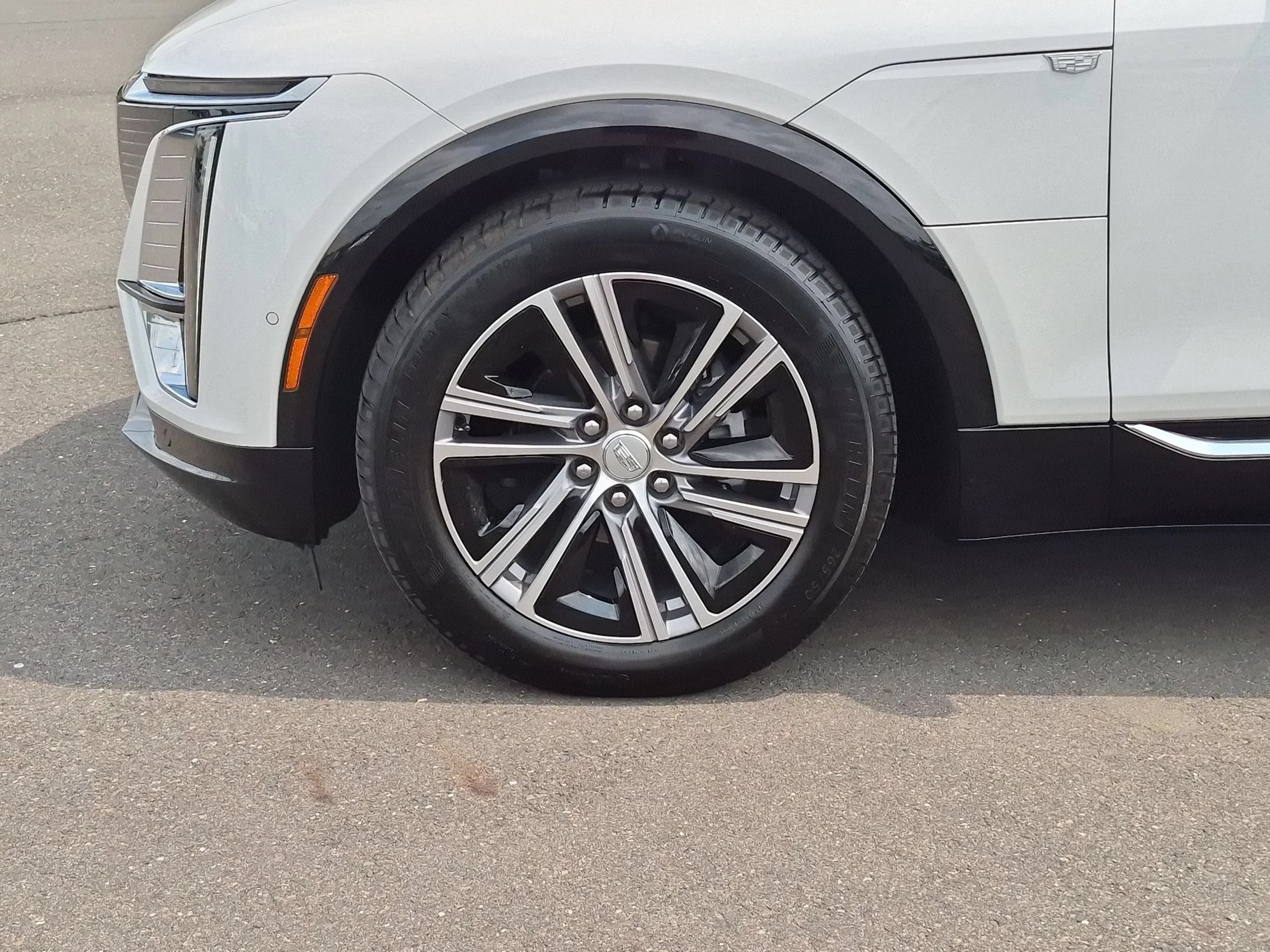 Used 2024 Crystal White Tricoat Cadillac Luxury image 33